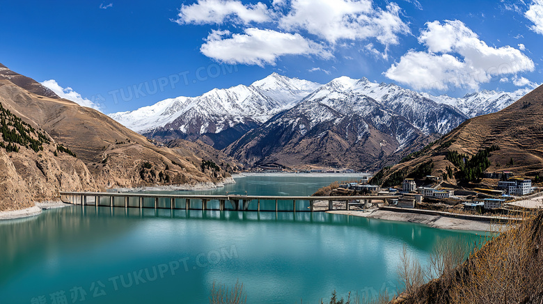 冬季户外旅游美丽的雪山图片