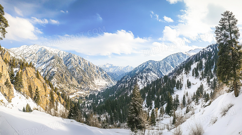 冬季户外旅游美丽的雪山图片