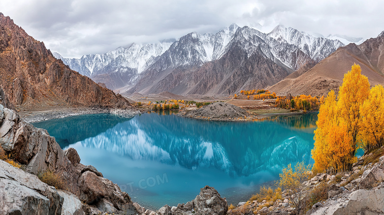 冬季户外旅游美丽的雪山图片