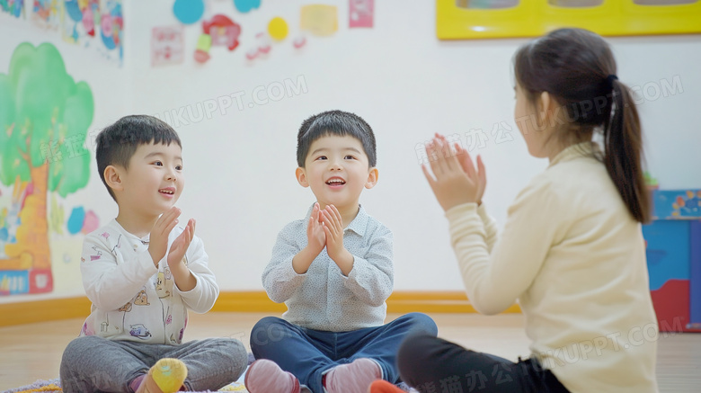 幼儿园内老师与小朋友们互动图片