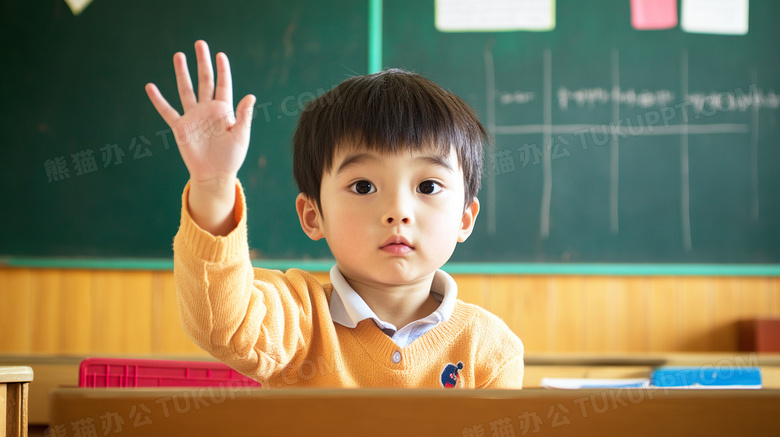 学生举手示意课堂举手回答问题图片