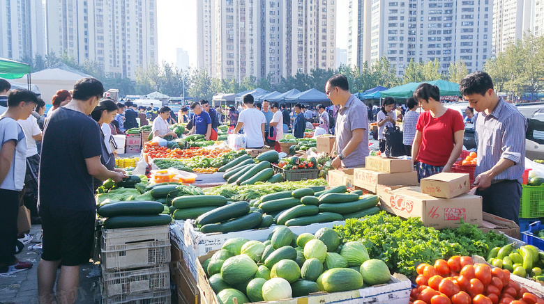 逛早市在菜摊买菜卖水果赶集图片