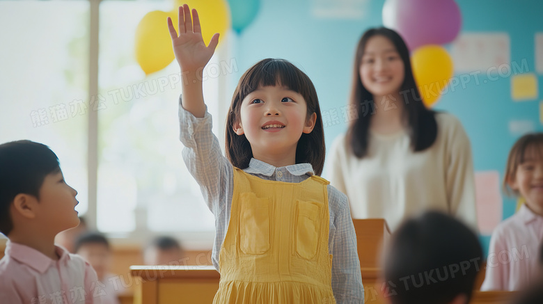 举手回答问题的可爱女孩图片