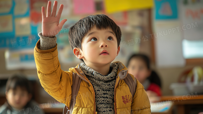 上课举手回答问题的男孩男生图片