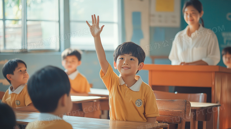 上课举手回答问题的男孩男生图片