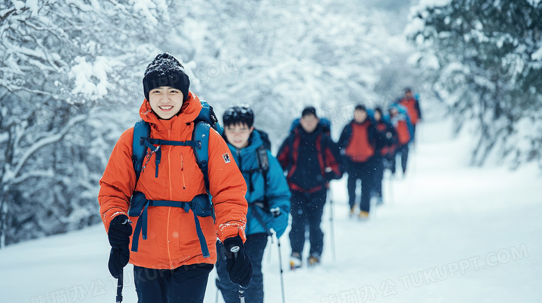 雪天里徒步的人图片