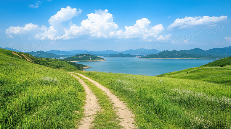 小路湖边蓝天白云草地春天图片