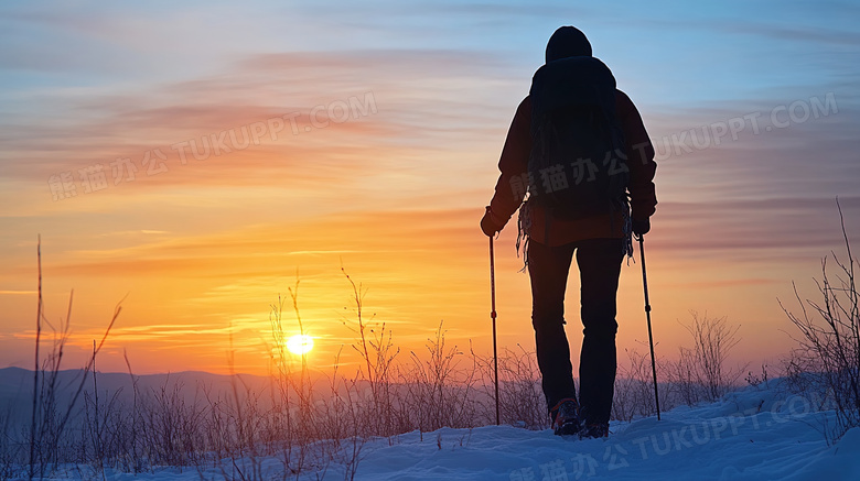 日出日落登山人背影剪影图片