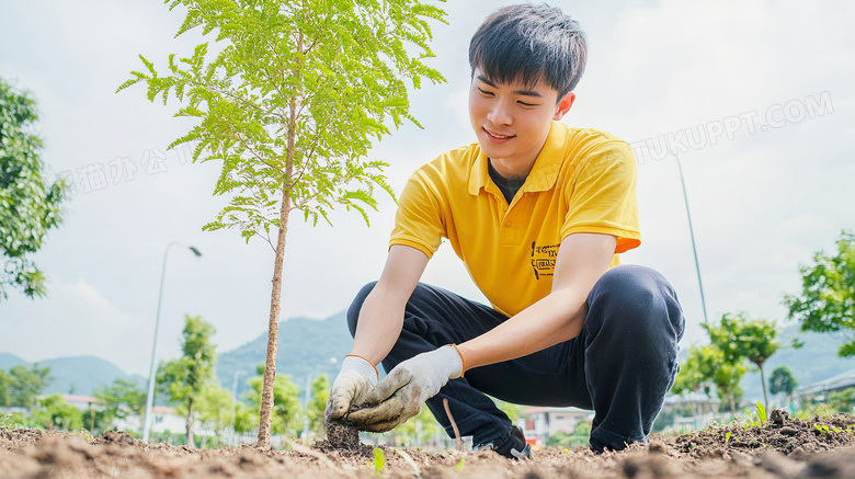 植树节正在植树栽树种树图片