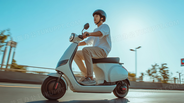 男子骑小电驴电瓶车图片