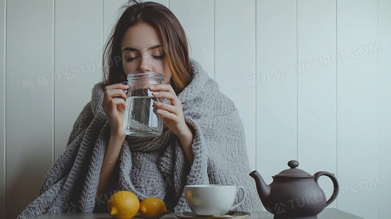 生病裹着毯子喝热水欧美女性图片