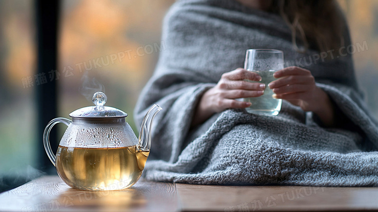 生病裹着毯子喝热水欧美女性图片