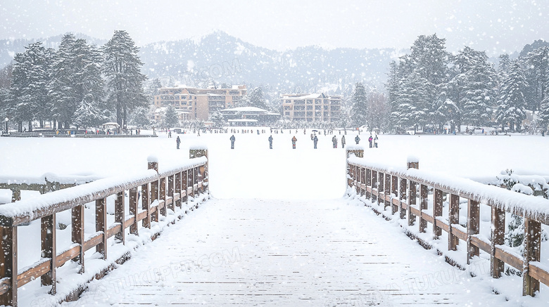 冬天湖面积雪木桥唯美景色图片