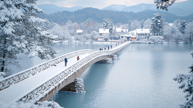 冬天湖面积雪木桥唯美景色图片