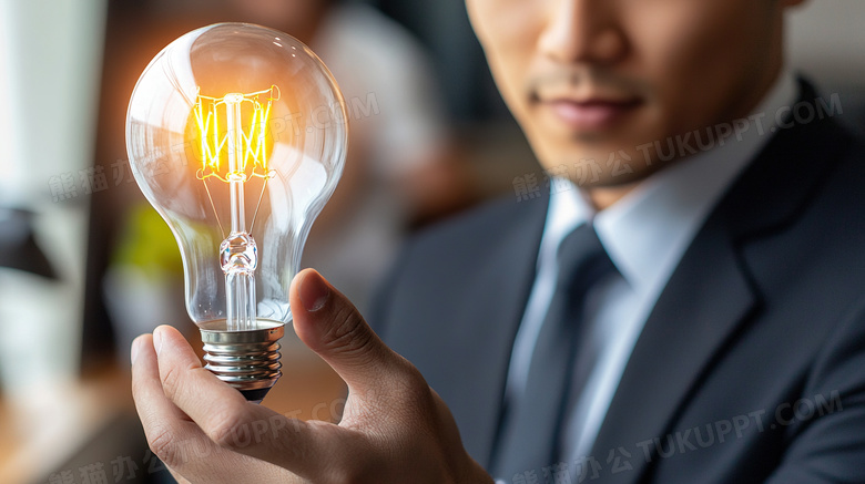 一个商务人士手拿灯泡图片