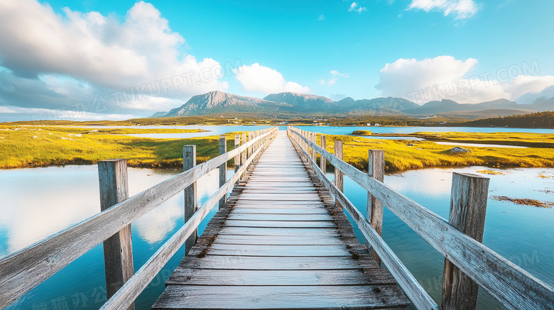 海边海岸边的一座木桥风景图片