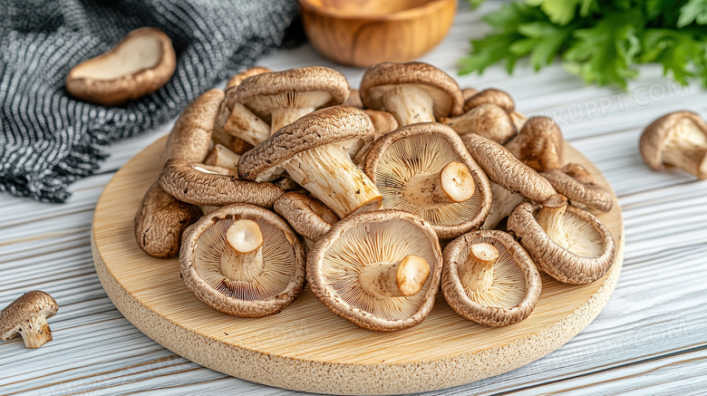 桌面上盘子里美味的食物食材香菇蘑菇图片