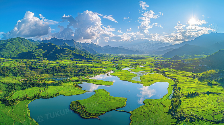 绿色大自然草地小溪河流天空图片