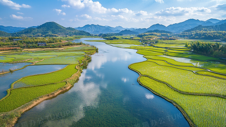 绿色大自然草地小溪河流天空图片