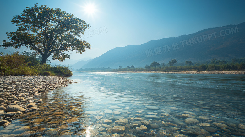 清澈河流里的鹅卵石图片