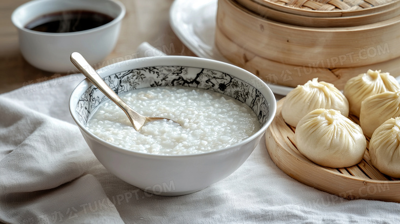 桌面上的中餐包子美食和白粥图片