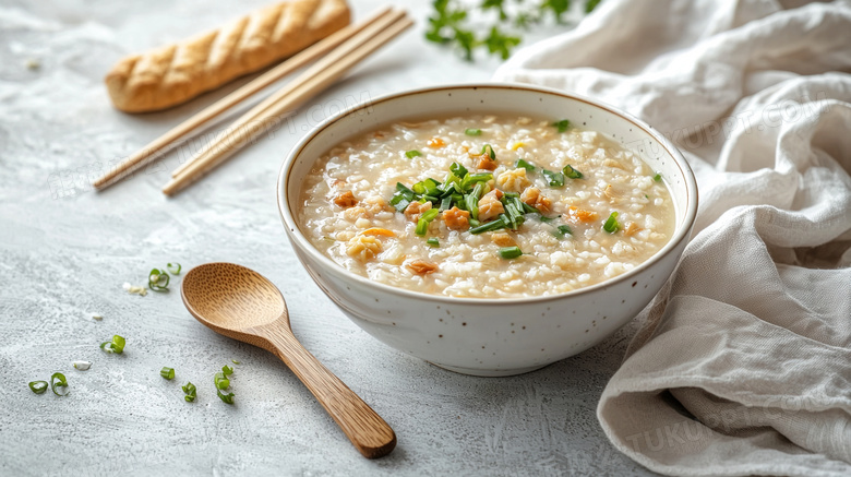 桌面上一碗中餐玉米粥美食图片