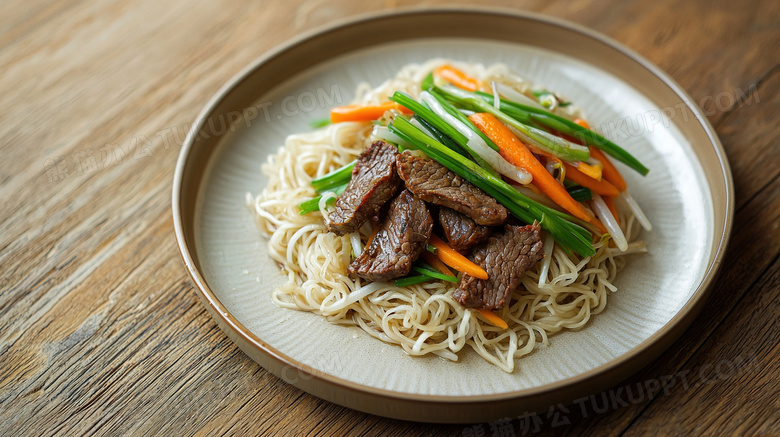 桌面上的丰富中餐美食牛肉面图片