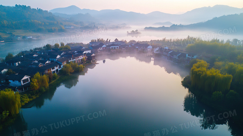 晨雾中的乡村美景图片