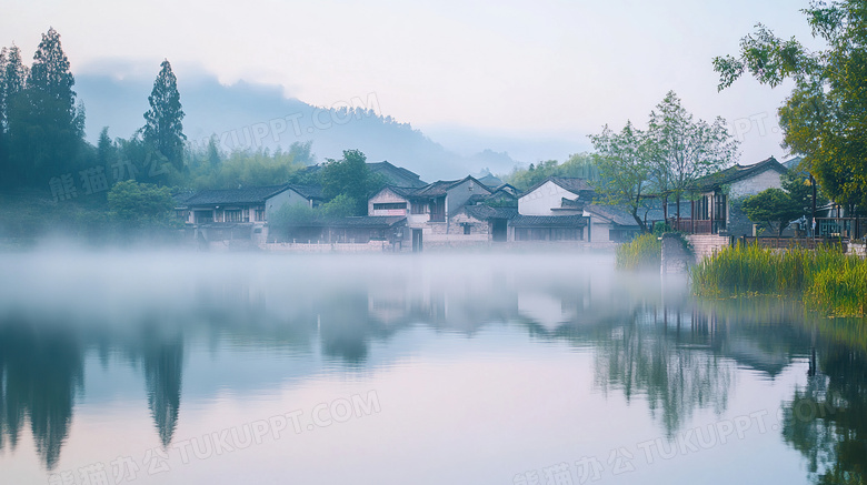 晨雾中的乡村美景图片