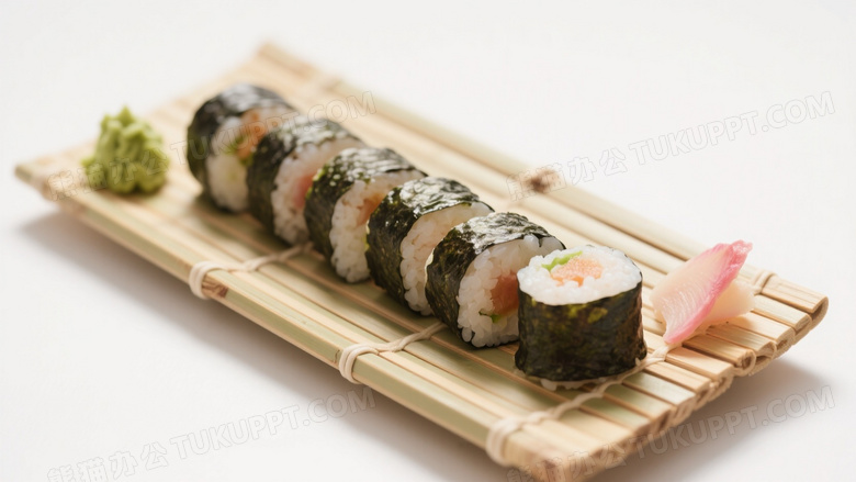 美食高清摄影图一盘精致的寿司整齐排列在竹制餐盘上