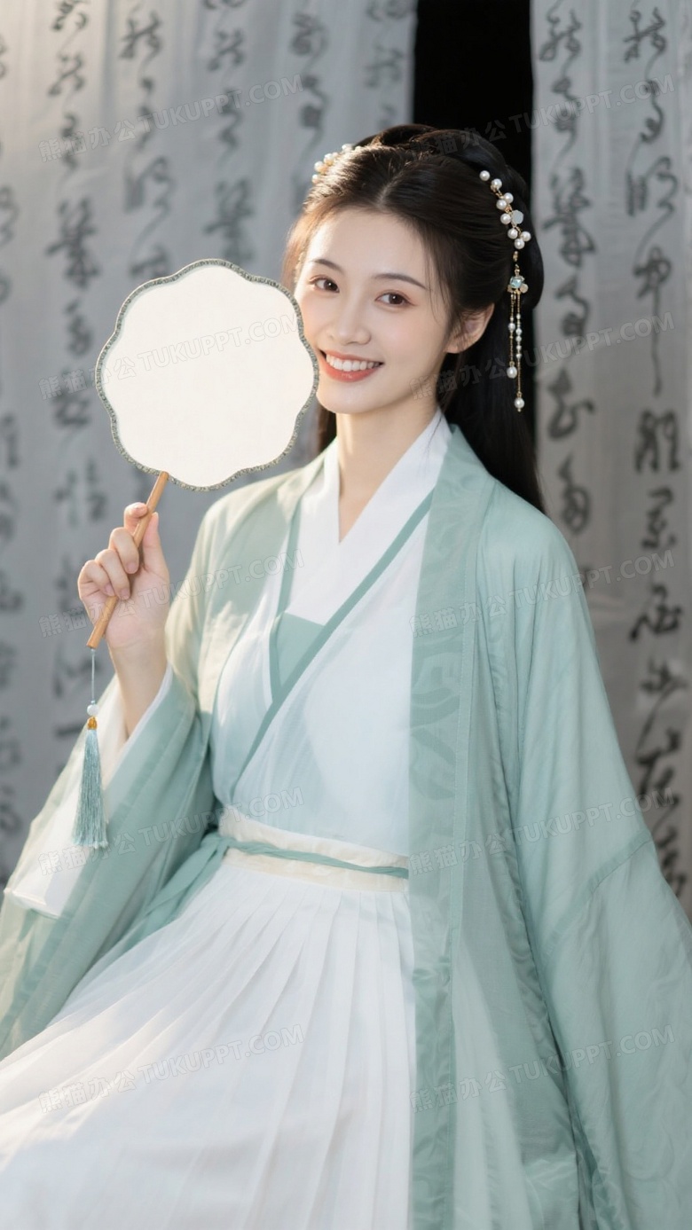 宋制汉服少女特写青瓷釉色褙子配月白百迭裙