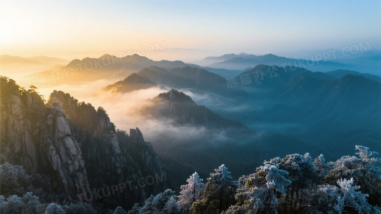 日出时分的层叠山峦航拍