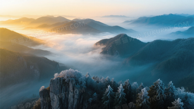日出时分的层叠山峦航拍