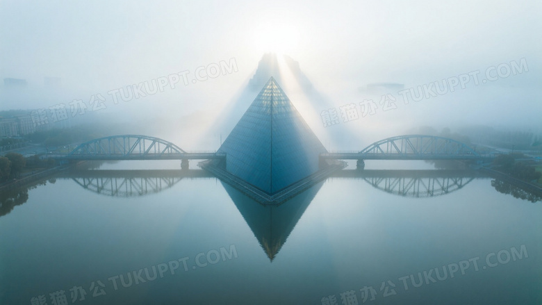 晨雾中的对称建筑航拍图