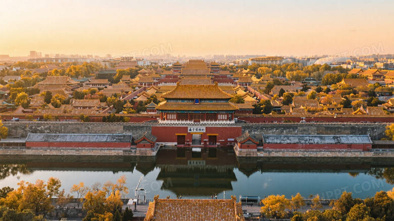 故宫航拍全景俯瞰图金色琉璃瓦在秋日黄昏下泛暖光