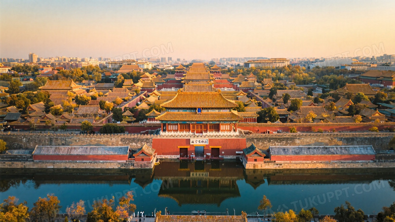 故宫航拍全景俯瞰图金色琉璃瓦在秋日黄昏下泛暖光