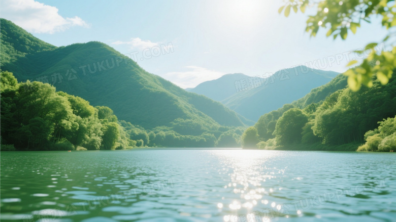 青山绿水环绕的美丽自然景色