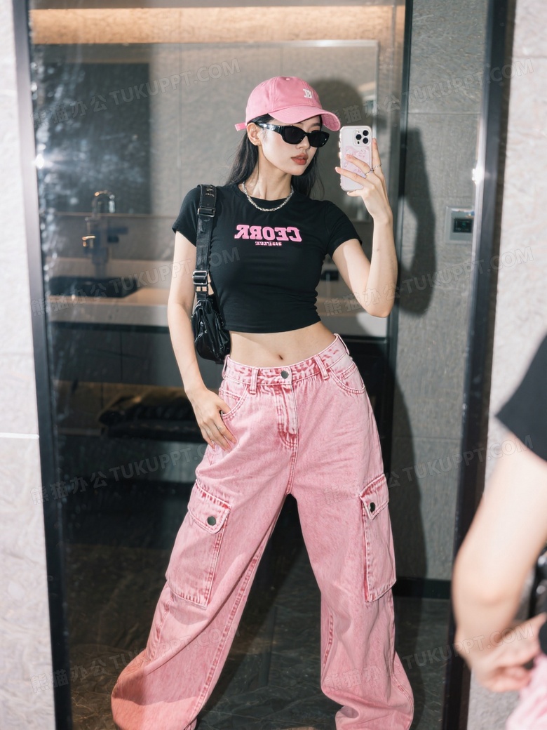 对镜自拍潮牌女装穿搭