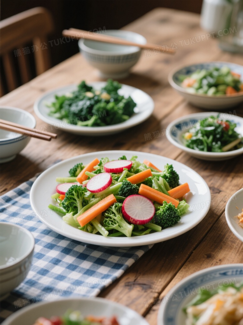 真实摄影一盘切好的蔬菜沙拉