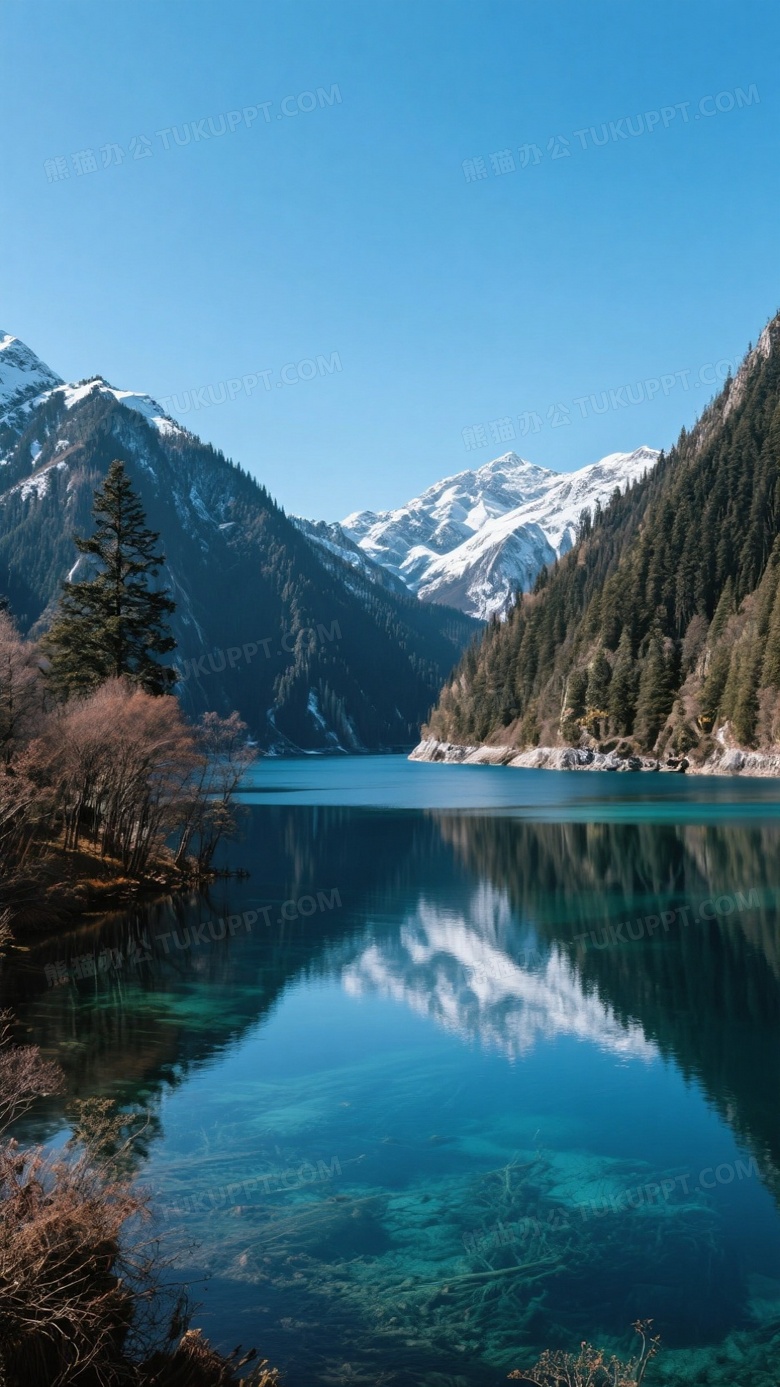 九寨沟的山水景远处有雪山