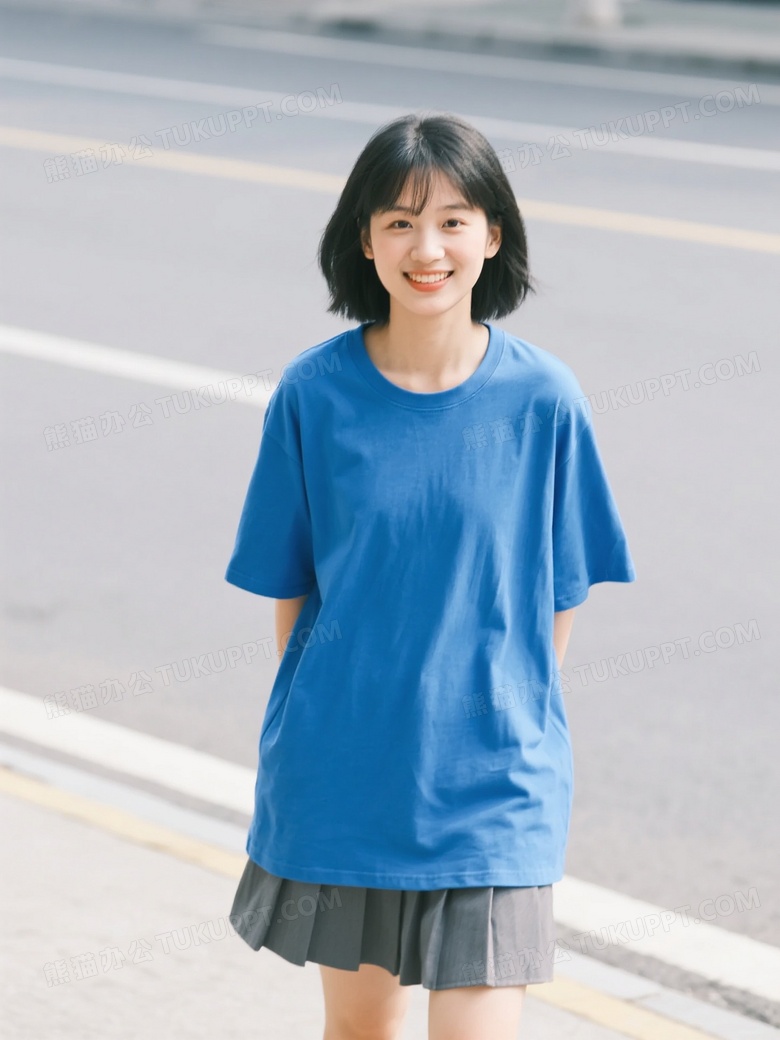 一个女孩穿着蓝色休闲长款寸衫