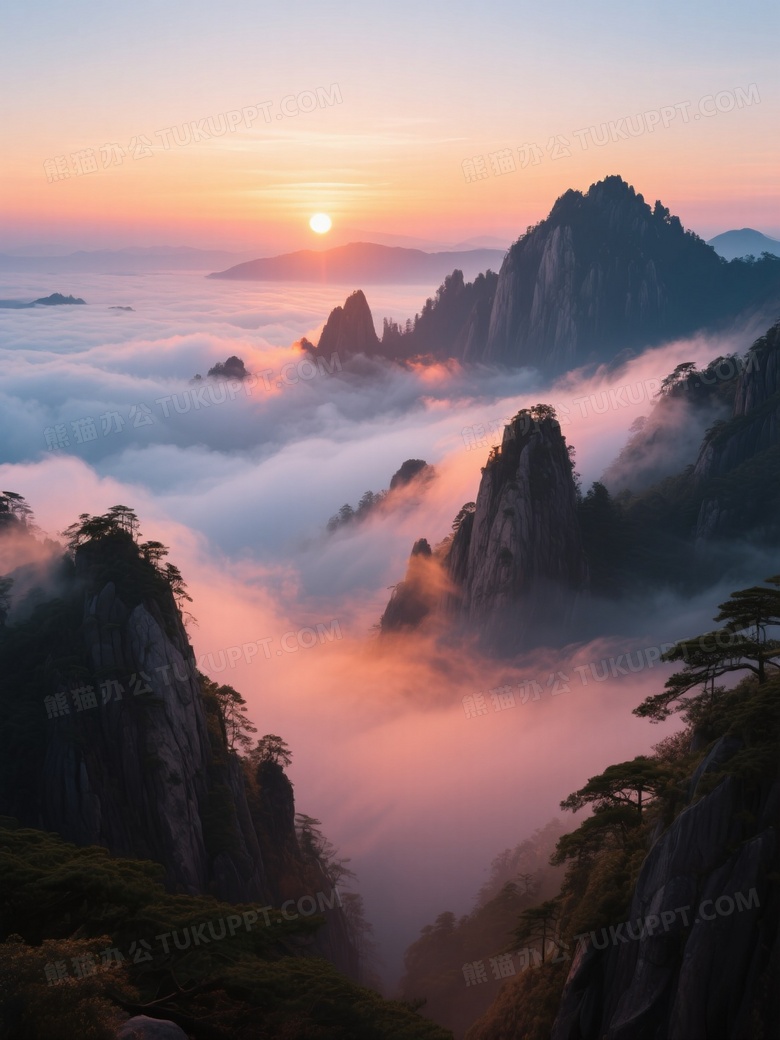 黄山山顶的日出云雾缭绕