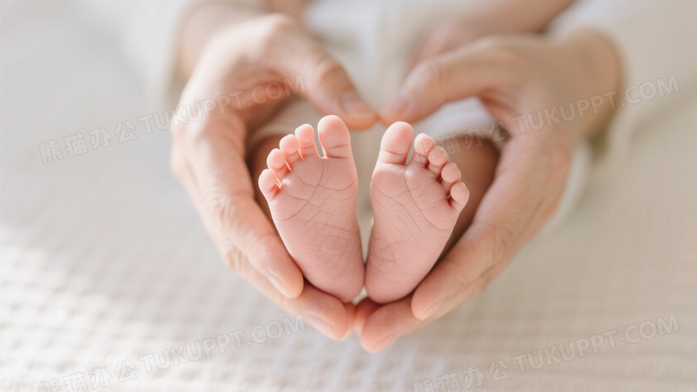 成年手托婴儿双脚心形构图图片