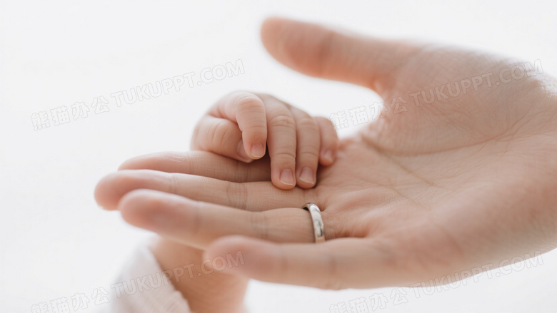 成年手托婴儿小手特写图片