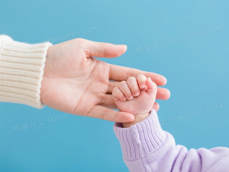 成人与婴儿手交握特写图片