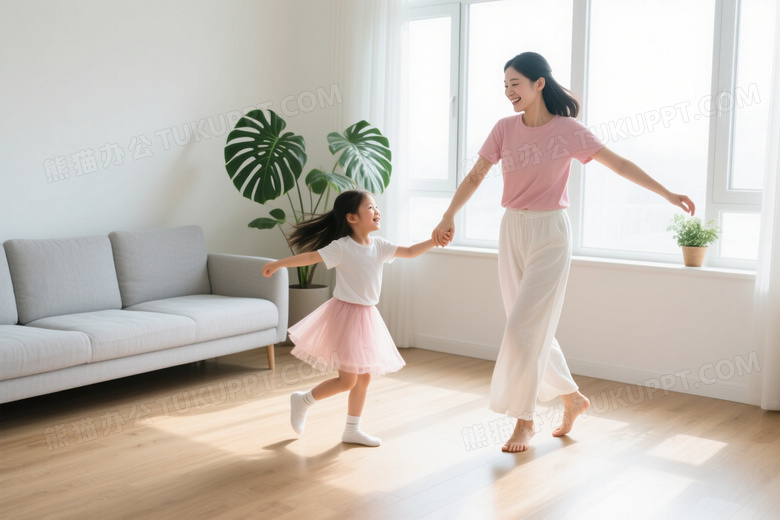 母女客厅手拉手旋转跳舞图片