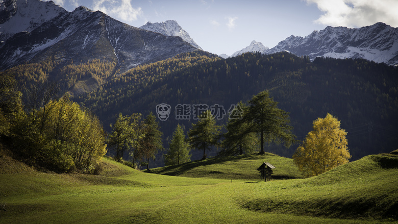 秋季山峰草地图片