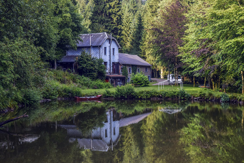 树林中的房屋和池塘摄影图片