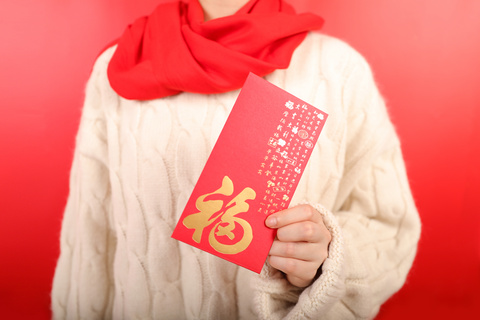 春节手拿福字红包的女性
