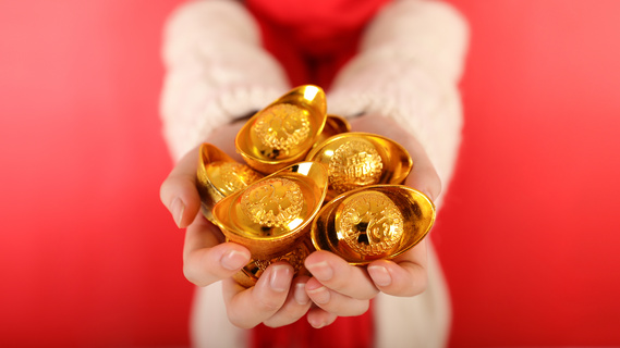 女性新年手捧金元宝